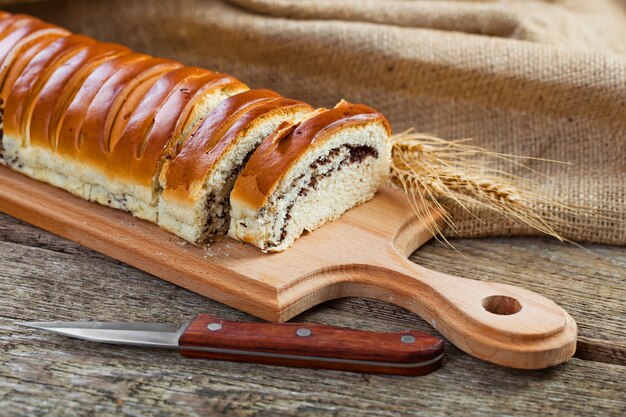 Pain avec des accessoires de cuisine sur la table