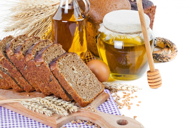 Pain avec des accessoires de cuisine sur la table