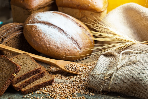 Pain avec des accessoires de cuisine sur la table