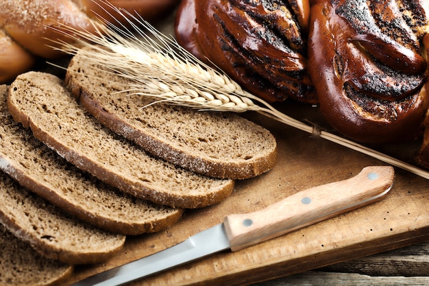 Pain avec des accessoires de cuisine sur la table