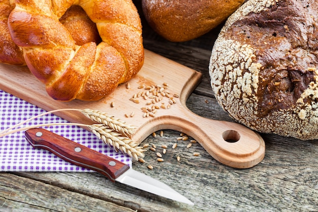 Pain avec des accessoires de cuisine sur la table