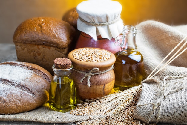 Pain avec des accessoires de cuisine sur la table