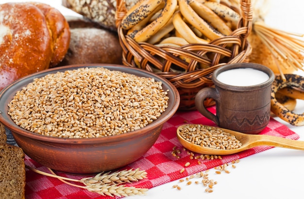 Pain avec des accessoires de cuisine sur la table