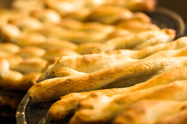 Pain à l'ail italien frais cuit au restaurant.