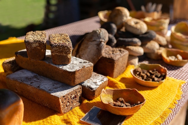 Pain artisanal fait à la main fraîchement cuit à la foire