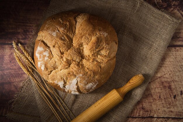 Pain artisanal sur table en bois.