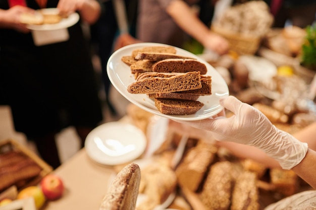 Pain sur une assiette dans la main du serveur