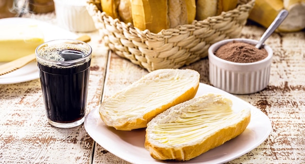 Pain au beurre et café noir. Pain français typique brésilien avec tasse de café fort, petit déjeuner brésilien