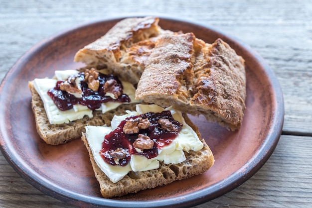 Pain au brie et à la confiture