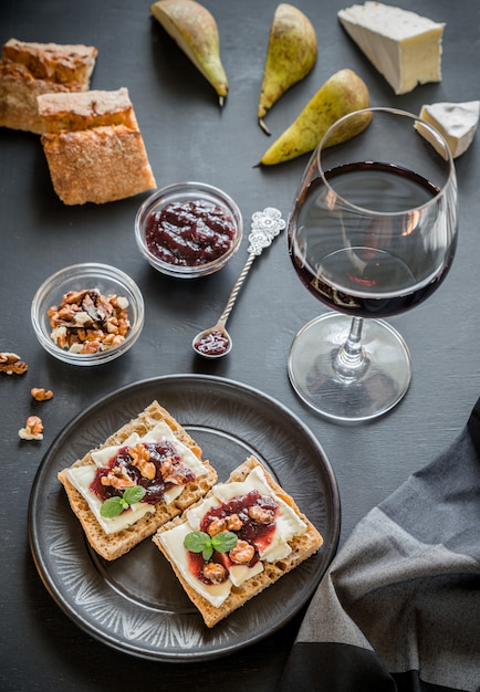 Pain au brie et à la confiture