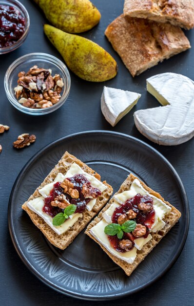 Pain au camembert et confiture