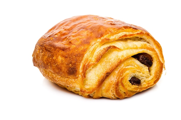 Pain au chocolat au chocolat isolé sur blanc