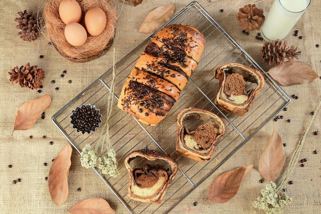 Un pain au chocolat décoré de pépites de chocolat