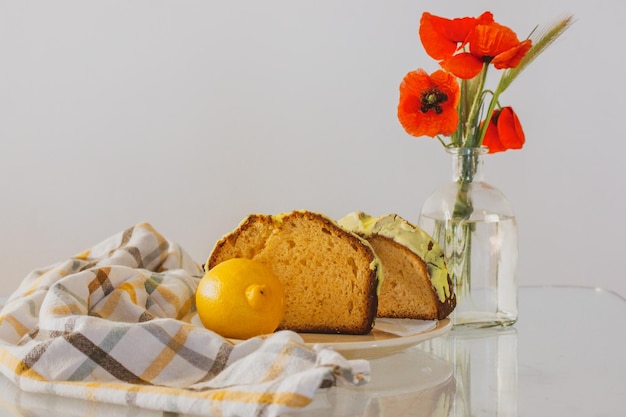 Photo un pain au citron avec une fleur de pavot en arrière-plan