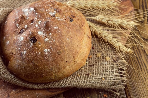 Pain au four sur une table en bois