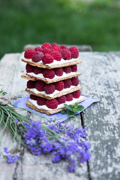 Pain au fromage blanc et aux framboises fraîches.