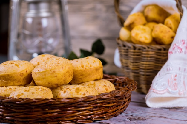 Pain au fromage brésilien, chipa dans le panier.