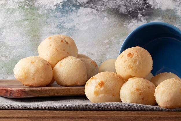 Pain au fromage brésilien traditionnel pao de queijo sur la table