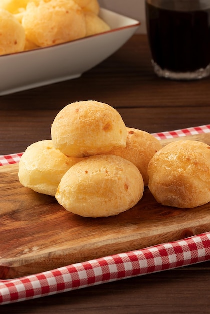 Pain au fromage pao de queijo sur une planche à découper Mise au point sélective