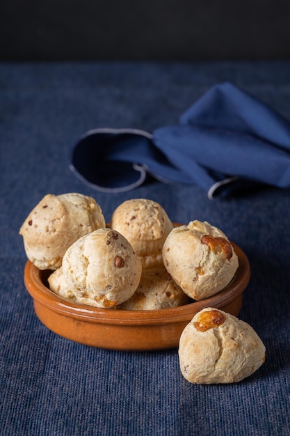 Pain au fromage paraguayen typique Chipa sur un bol