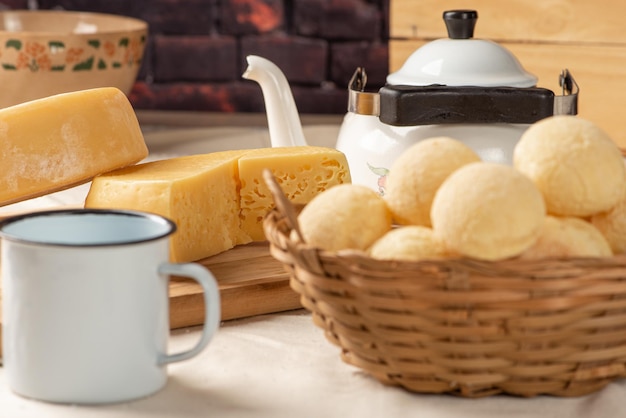 Pain au fromage, table de petit-déjeuner au Brésil, pain au fromage, café et accessoires, mise au point sélective.