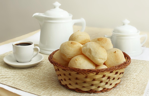 Pain au fromage traditionnel brésilien avec café