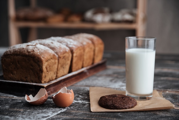 Pain au lait et biscuit près des œufs