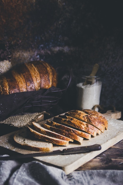 Un pain au levain coupé en pains