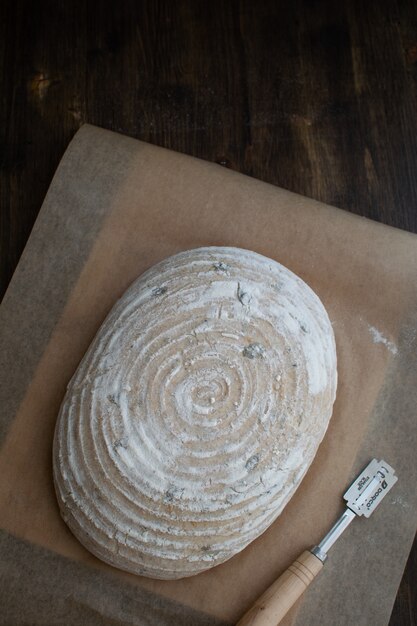 Pain au levain cru sur une table en bois sombre rustique