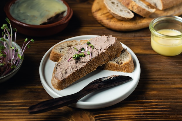 Pain au levain fait maison avec pâté de foie