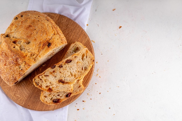 Pain au levain fraîchement cuit à la maison