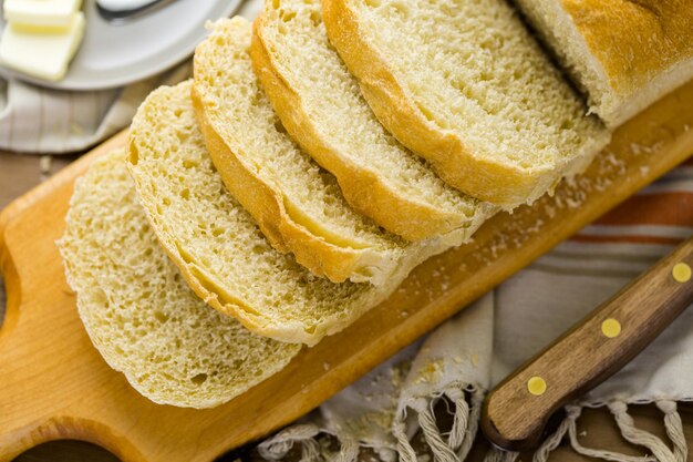 Pain au levain fraîchement cuit tranché sur une planche à découper.