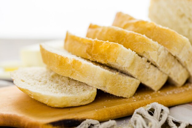 Pain au levain fraîchement cuit tranché sur une planche à découper.