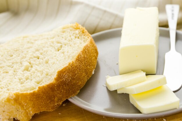 Pain au levain fraîchement cuit tranché sur une planche à découper.