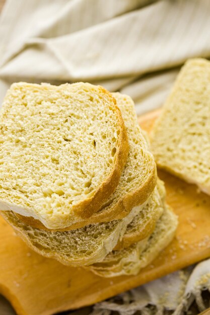 Pain au levain fraîchement cuit tranché sur une planche à découper.