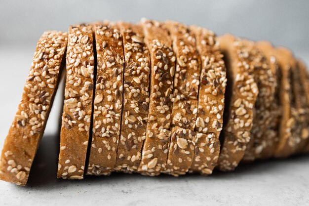 Pain au levain traditionnel tranché enduit de beurre cuit