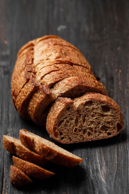 Pain au levain traditionnel, tranché sur une planche de bois, mise au point sélectionnée