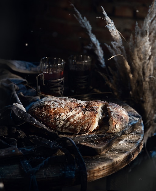 Pain au miel fait maison sur la table en bois