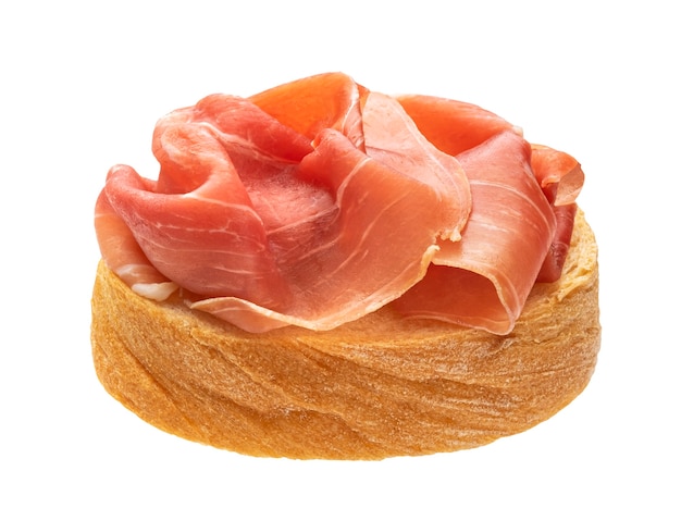 Pain au prosciutto isolé sur fond blanc