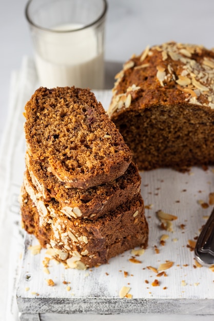 Photo pain aux bananes aux amandes sur un plateau en bois gris clair