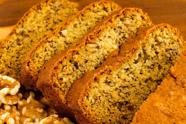 Pain aux bananes classique fraîchement cuit avec des noix et des bananes.