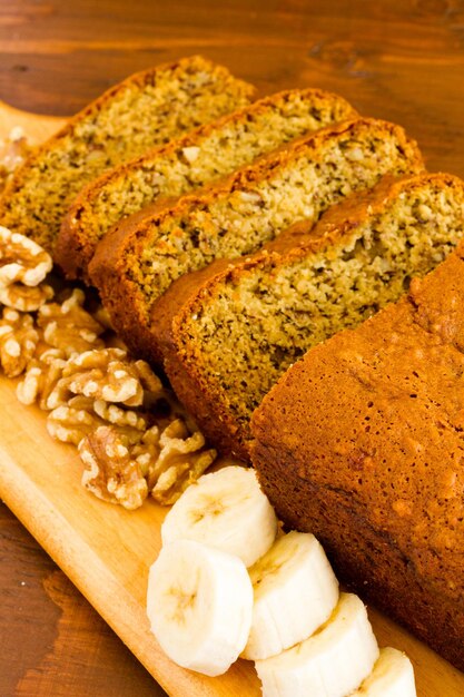 Pain aux bananes classique fraîchement cuit avec des noix et des bananes.