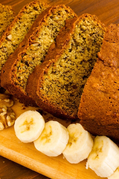 Pain aux bananes classique fraîchement cuit avec des noix et des bananes.