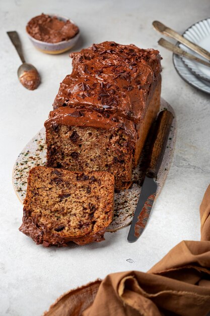 Pain aux bananes courgettes et chocolat sur fond clair