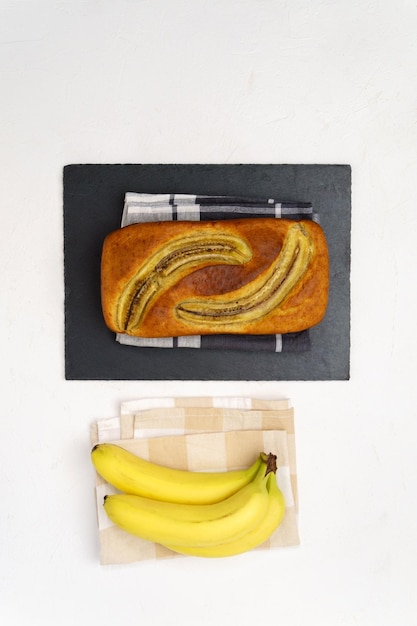 Pain aux bananes cuit au four tranché sur une planche à découper Boulangerie café home chef menu concept photo verticale