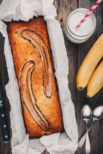 Pain aux bananes fait maison sur un fond rustique en bois