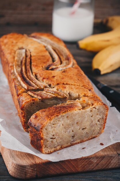 Pain aux bananes fait maison sur un fond rustique en bois