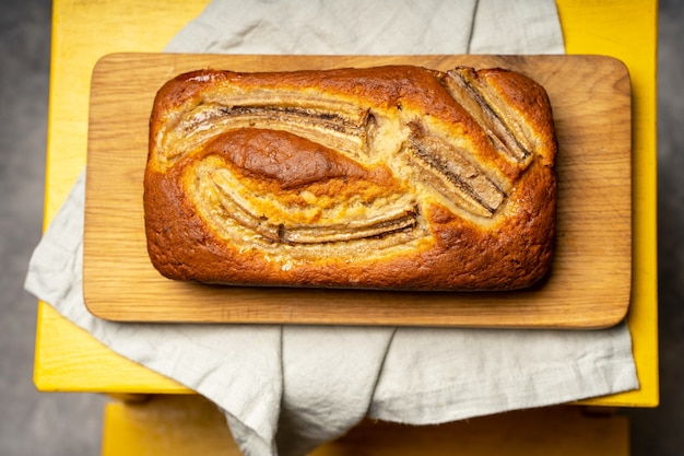 Pain aux bananes fait maison sur une planche en bois