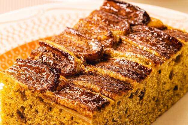 Pain aux bananes végétalien ou gâteau à base de cannelle et d'avoine à la banane biologique Gâteau traditionnel fait maison du Brésil vendu dans les boulangeries