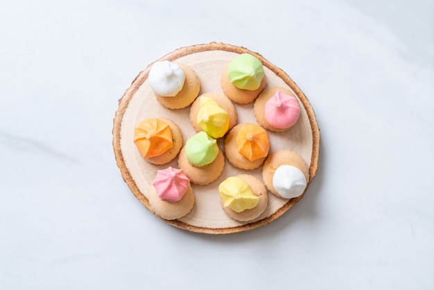 pain aux biscuits avec du sucre coloré